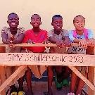 Schüler auf der gespendeten Schulbank in Togo