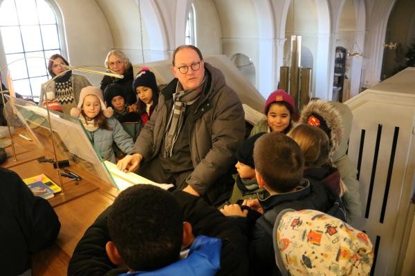 Martin Thorwarth lässt die Orgel erklingen, während die Zuschauer fasziniert den Tönen folgen