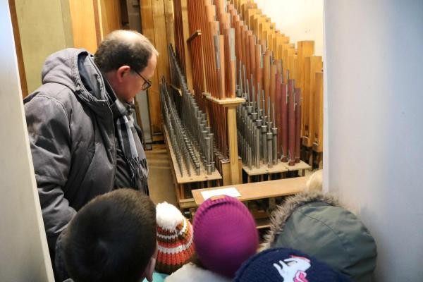 Im Inneren der Orgel macht Martin Thorwarth die komplexen Abläufe für die Besucher greifbar.