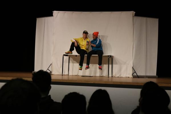 Die Schauspielerinnen wechseln die Perspektiven – und machen die inneren Konflikte der Figuren greifbar.