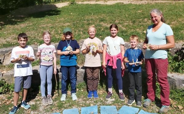 Natur- und Waldpädagogin Christiane Jahn freut sich gemeinsam mit den Kindern über die selbst geschnitzten Werke. Natur- und Waldpädagogin Christiane Jahn freut sich gemeinsam mit den Kindern über die selbst geschnitzten Werke.
